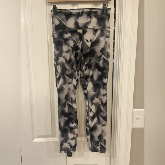 16L6. Lululemon Train Times 7/8 Pant 25" Blush Blossom Alpine White Black - Picture 6 of 9